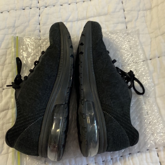 Sketchers size 71/2 black - Picture 2 of 4